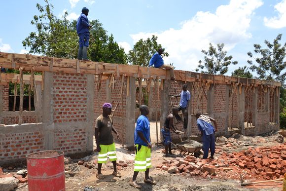 Studentene har valgt å bruke lokale arbeidere og materialer i byggingen av skolen i Uganda.