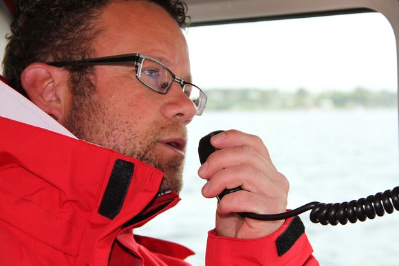 Geir Vareberg i Telenor forteller at VHF-en kan brukes til å ringe gratis til fast- og mobiltelefoner i Norge, eller få legehjelp.