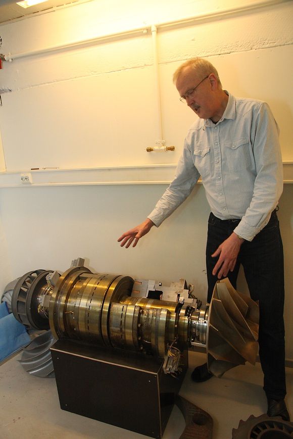 SubseafabrikkHall of fame: NTNU har et eget rom fylt med deler og utstyr knyttet til energi og prosessteknikk, hvor av mye har feilet og gått i stykker. Her viser professor Lars E Bakken en kompressor som har stått ute i Nordsjøen i mange år.