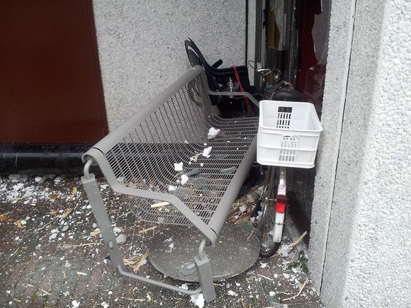 Kun flaks gjorde at ingen satt ute på benken da toolet kom brasende gjennom veggen, og det kun ble materielle skader.