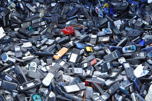 Det blir produsert mange mobiltelefoner i verden. Og det blir også kastet en del. Bildet er fra en urban gruve i det nord-europeiske lavlandet i 2011.
