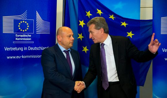 Ukrainas energiminister Jurij Prodan (t.v.) og EUs energikommissær Günther Oettinger i forkant av gassmøtet i Berlin fredag.