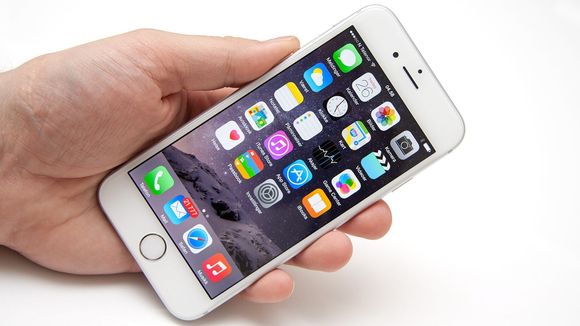 iPhone har blitt større, men ligger fortsatt godt i hånda.
