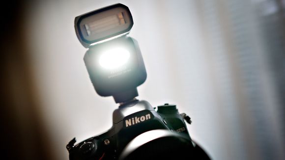 Nikon D750 med blitz/videolys DB-500. Foto: Eirik Helland Urke