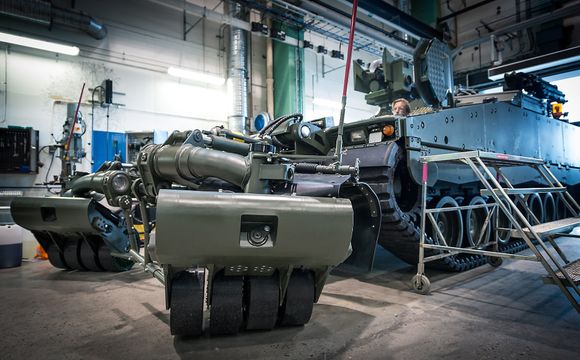 CV90 sting inne på fabrikken til BAE Systems Hägglunds på den svenske østkysten.