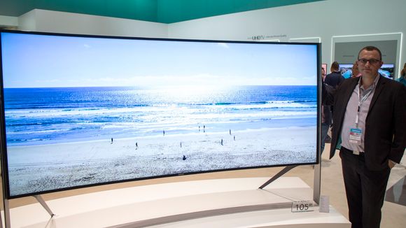 Til de veldig store stuene: Produktsjef for TV i Samsung Knut Erik Rørnes tror prisen som kan havne rundt millionen blir i drøyeste laget for den lekre kurvede 105 tommer TV-en i 21:9 format