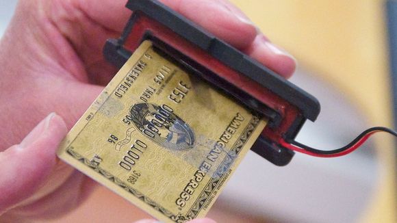 En «card trap» er en innretning som fanger opp kortet i inngangsporten til en betalingsautomat eller minibank.