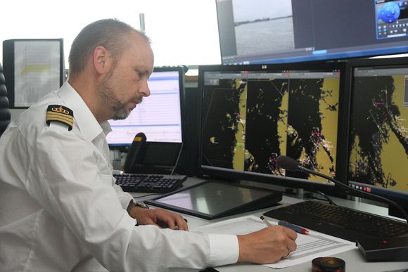 Oversikt: Trafikkleder Torgeir Lund har kontroll på alle skip i den nordlige del av Kvitsøy trafikksentrals dekningsområde. Han er strålende fornøyd med det nye utstyret.
