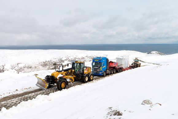 Snø: Da transformatoren ble inntransportert, ble anleggsveien brøytet og høvlet. Rett før transporten skulle gå ble veien strødd. Produsert i Vaasa i Finland for ABB.
