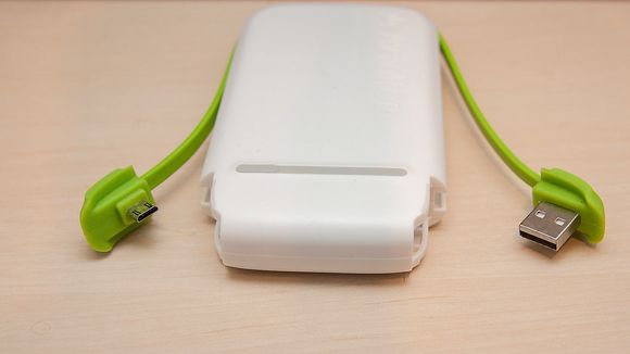 Ladekabelen kan festes til batteripakken, slik at du alltid har USB-kabel med deg.