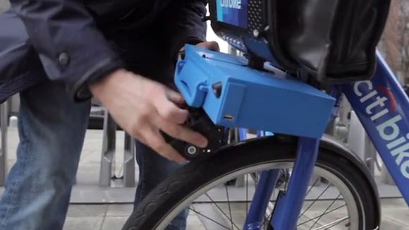 ShareRoller lar deg plassere en koffertformet elektrisk motor over forhjulet på sykkelen.