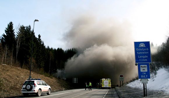 Dramatisk: Stor og rask innsats fra redningsmannskapene bidro til at brannen i Oslofjordtunnelen 23. juni 2011 ikke ble en katastrofe. Belastningen da vogntoget bremset i den bratte nedoverbakken kan ha påskyndet feilen som startet brannen, konkluderte Havarikommisjonen. ⇥Foto: Scanpix