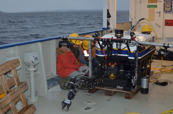 Her skal Ingrid Myrnes Hansen i Ecotone montere kameraet på en ROV.