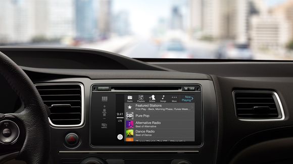 Underholding: Bilens skjerm blir ikke som før med Carplay. Her kommer podcaster, radiostasjoner, strømmetjenester og musikk du har på telefonen opp.