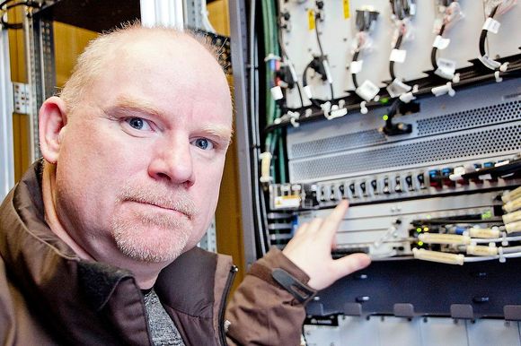 Med fingeren på knappen: Dekningssjef Tommy Johansen i Netcom demonstrerer hvor enkelt det vil være for selskapet å gi nye 1,25 millioner nordmenn tilgang til høyhastighets LTE-nett på kort varsel. foto: Jörgen Skjelsbek