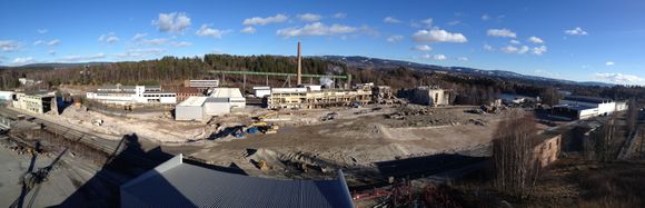 Den gamle papirfabrikken på Follum under riving. Mars 2014.