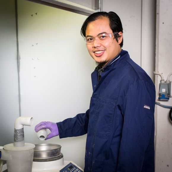 Stipendiat Fahmi Mubarok frå Indonesia fann inspirasjon på kjøkkenet då han fann den perfekte metoden for å termisk sprøyte silisiumkarbid.