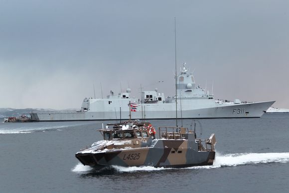 Både Stridsbåt 90 og fregattene i Fridtjof Nansen-klassen er i ferd med å utrustes med Sea Protector.Fregatten i bakgrunnen er Roald Amundsen og bildet ble tatt i under Cold Response-øvelsen i 2012.