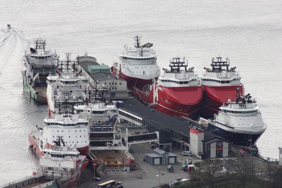 Skoltekaien: Mange offshoreskip til kai. Alle bruker dieseldrevne generatorer til strømproduksjon. De bidrar til 35 % av de helseskadelige NOx-utslippene fra havna. Nå er ett tilkoblingspunkt for landstrøm tatt i bruk.