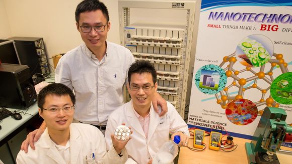 Klokkevis fra toppen: Førsteamanuensis Chen Xiadong med forskningsassistent Tang Yuxin og PhD-kandidat Deng Jiyang som holder batteriet.