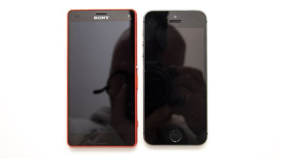 Sony Xperia Z3 Compact ved siden av Apple iPhone 5S.