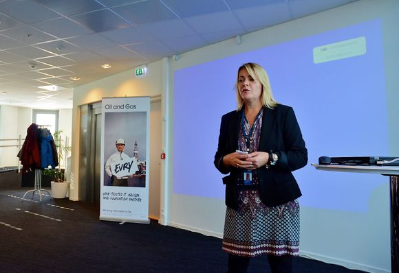 Nina Amdal Fiskaaen, leder for olje- og gasseksjonen til Evry, lanserte skytjenesten Petroportal, en nettbasert plattform for oljebransjen, i Evry sine lokaler på Forus i Stavanger.