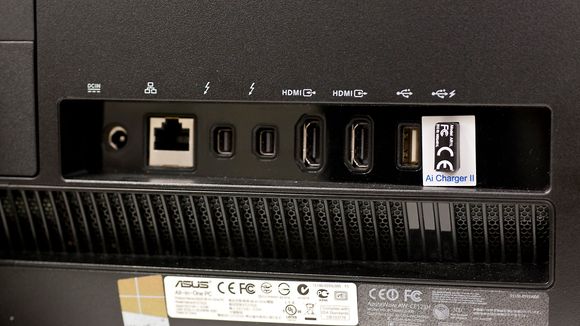 Asus-maskinen kan by på plenty av tilkoblingsmuligheter, blant annet både HDMI-ut og -inn. Legg imidlertid merke til porten helt til venstre - du slipper ikke unna en stor murstein av en ekstern strømforsyning her.