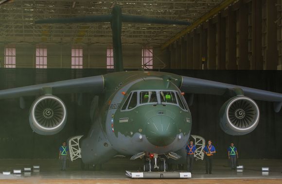 Transport- og tankflyet KC-390 fra Embraer Defense &amp; Security ble rullet ut av hangaren 21. oktober.