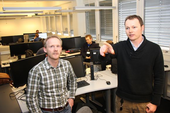 STORE PENGER: Sjefsarkitekt Petter Hafskjold (t.v.) og teknologiansvarlig Steinar Årdal forvalter utviklingen av it-systemer som skal håndtere store summer de kommende årene.