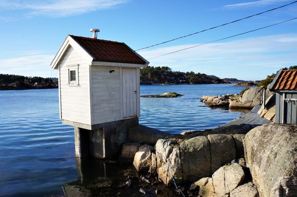 Synker: Vi er vant til å høre at havnivået vil stige, men noen steder langs norskekysten kan det faktisk komme til å synke.  Her ser du Kartverkets vannstandsmåler i Tregde ved Mandal.  Foto: Arnfinn Christensen