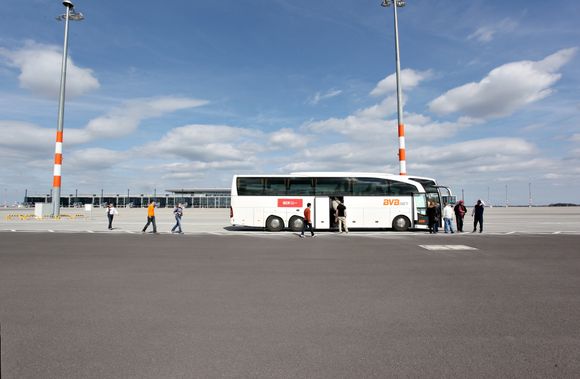 Fiaskoturisme: Berlin Brandenburg Airports besøkssenter arrangerer guidede bussturer på «spøkelses­flyplassen», med høydepunkter som kjøring på rullebanen og flere anekdoter om hva som har gått galt.