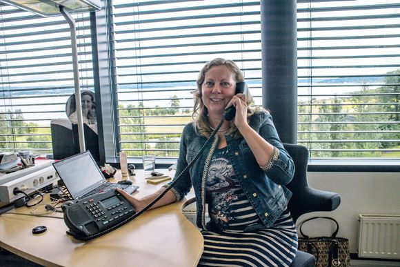 Fasttelefonen lever videre: Sjefen for Telenor Norge, Berit Svendsen, kan berolige alle som er glad i fasttelefonen. Den skal leve videre, selv om infrastrukturen den bruker skal moderniseres­.  foto: Odd R. Valmot