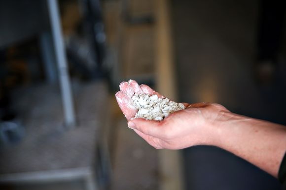 Nytt råstoff: Anotorsitt fra Gudvangen i Aurland kommune inneholder rundt 30 prosent alumina. Institutt for Energiteknikk og Nordic Mining har i flere år jobbet sammen om å utvikle en teknologi som får ut alumina fra bergarten. Nå er testingen i gang.