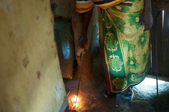 Kreative løsninger: På grunn av stigende parafinpriser må denne kvinnen finne alternative løsninger for å få lys om kveldene.