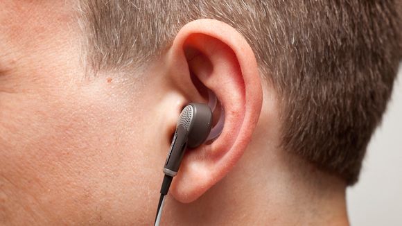 Mikrofoner på utsiden av ørepluggene forteller elektronikken hvilken lyd som skal kanselleres. Resultatet er svært godt.