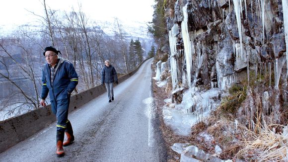 RISIKABELT: Jon og Margretha Navelsaker må se opp for is fra oven, men er velsignet med en relativt snøfattig vinter i år. De verste vintrene er veien stengt et tosifret antall dager som følge av snøskred.