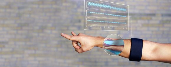Når du strammer musklene i underarmen, oppstår det et elektrisk signal. MYO leser signalet, skjønner hvilken bevegelse du gjør, og oversetter bevegelsen til en kommando.