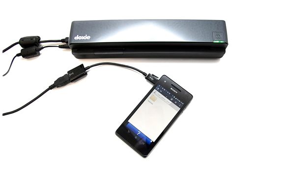 Skanneren du kan ta med degMobil: Om du har  en mobil med  USB-on-the-go-støtte, kan du lett overføre dokumenter fra skanneren. Siden dokumentene også lagres på et minnekort, er det en smal sak  å hente dem ut til pc eller mobil.  Foto: Marius Valle
