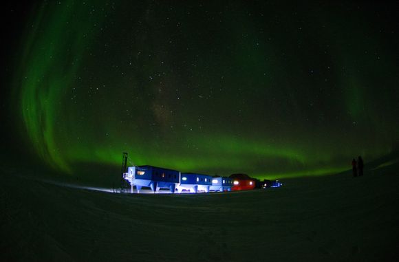 ØDE: Antarktis er det mest avsidesliggende stedet i verden, og den spektakulære plasseringen gir forskerne god anledning til å studere sørlyset; Antarktis&#039; versjon av nordlyset. Foto: British Antarctic Survey