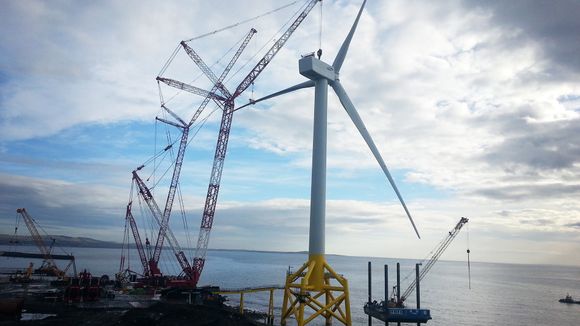Gigant: Samsungs 7 MW-turbin rager nesten 200 meter i været. Men gigantturbinen er installert bare 50 meter unna kysten i Fife, Skottand