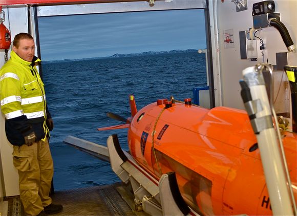 Robert Staven fra NTNU assisterer Forsvarets forskningsinstituttt (FFI) med å sjøsette AUV-en i Trondheimsfjorden.