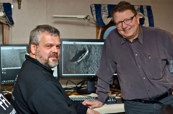 NTNU og NGU undersøkte et dumpefelt i Trondheimfjorden under et tokt med forskningsbåten Gunnerus. Her analyserer Terje Thorsnes fra NGU (tv) og Petter Lågstad (FFI) et av mange vrak som ble funnet i feltet på 650 meters dyp.