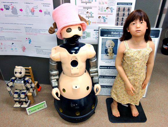Datterkopi: Noen tidlige Ishiguro-roboter. En av dem Repliee R1 som er en kopi av hans egen datter som fireåring.