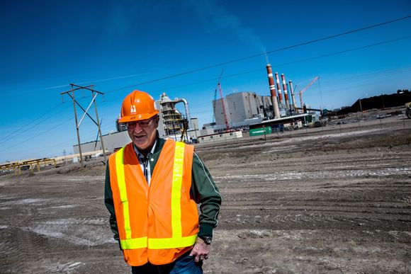 Prosjektleder Mike Zeleny foran kraftverket og renseanlegget i Boundary Dam.