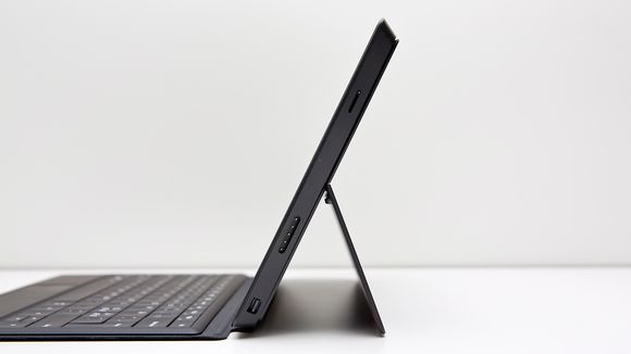 Sånn passe: Microsoft Surface Pro er tynt til å være en PC, men et tykt nettbrett. På siden ser man ladekontakten som festes magnetisk og under den ladekontakten Mini Displayporten til ektern skjerm.