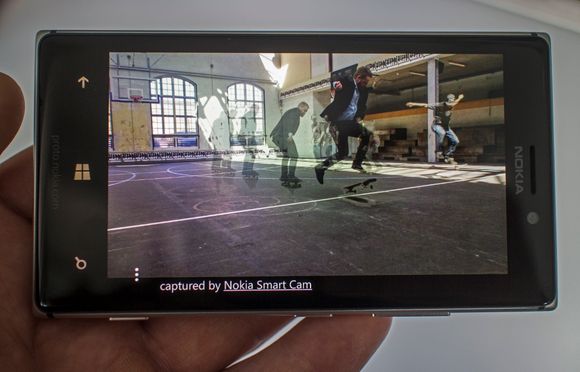 Nesten som film: Nokia har vist en del av programvaren som kommer med nye Lumia 925 og i andre telefoner over sommeren. Den inkluderer SmartCam som kan ta opptil 10 høyoppløselige bilder etterhverandre. Så kan man lett velge ut dem man vi ha med mot en stillestående bakgrunn. Det kan blir mye morsomt av sånt.