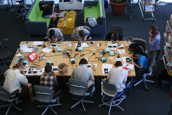 Forskere ved MIT Media Lab bygger mobiler under en DIY-workshop.