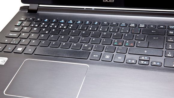 Tastaturet er veldig flatt, men også stillegående. Pekeplata er god til å sitte på en Windows-maskin.