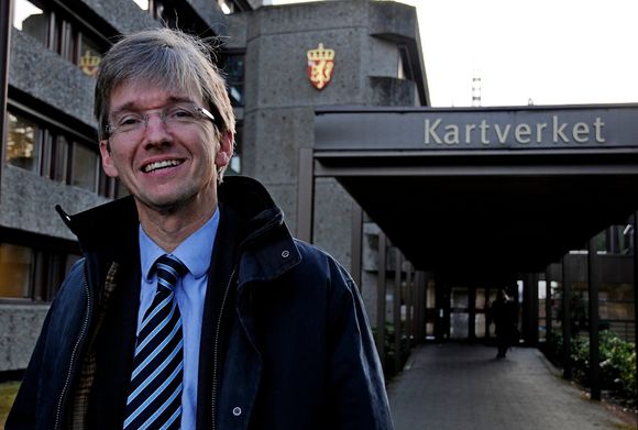 Statssekretær Paul Chaffey besøkte Kartverket på Hønefoss da han offentliggjorde bevilgningen til elektronisk tinglysing.
