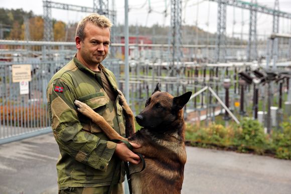 Ferdig: Kaptein Vegar Falsten i Forsvarets hundeskole slapper av med sin hund etter dynamittsøk på Statnetts transformatorstasjon på Stølaheia.